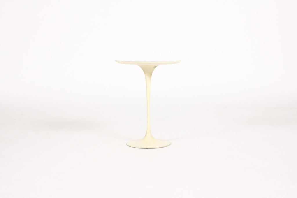 #863 — Mid Century Modern Knoll International Tulip Side table by Eero Saarinen — Round 16” Top