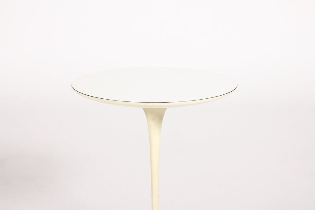 #863 — Mid Century Modern Knoll International Tulip Side table by Eero Saarinen — Round 16” Top