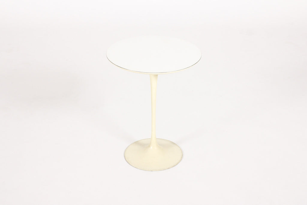 #863 — Mid Century Modern Knoll International Tulip Side table by Eero Saarinen — Round 16” Top