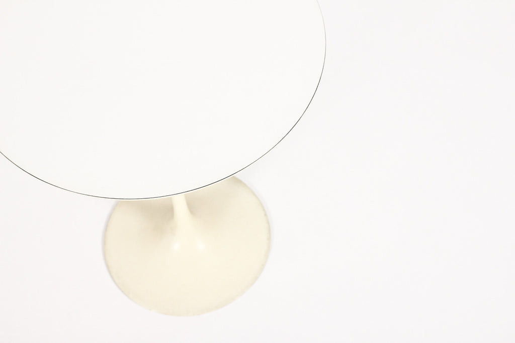 #863 — Mid Century Modern Knoll International Tulip Side table by Eero Saarinen — Round 16” Top