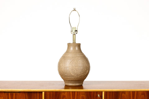 #1938 — Mid Century Vintage Table Lamp — Bob Kinzie for Affiliated Craftsmen — Abstract Texture —Tan Glaze