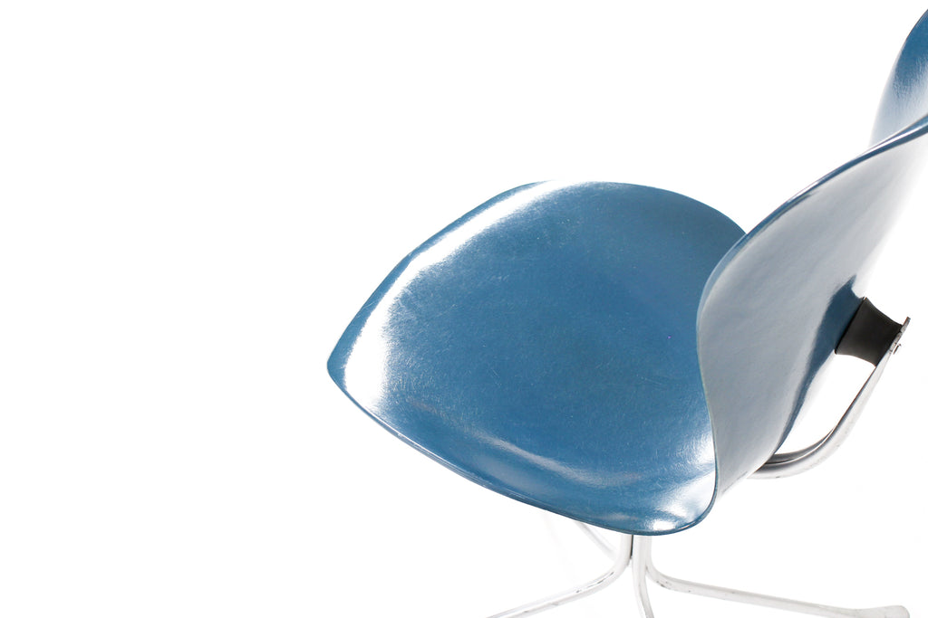 #2087 — Mid Century Vintage Space Age Ion Chair — Gideon Kramer — Blue Fiberglass