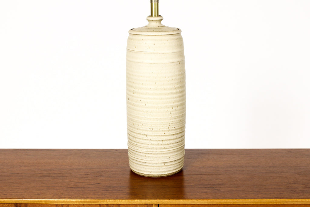 #1870 — Mid Century Vintage Table Lamp — Bob Kinzie for Affiliated Craftsmen — Tan Speckled Glaze