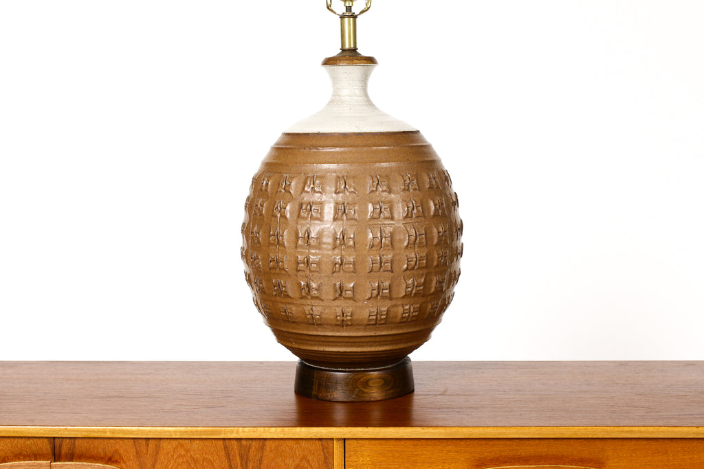 #1871 — Mid Century Vintage Table Lamp — Bob Kinzie for Affiliated Craftsmen — Textured facade —Brown + Beige Glaze